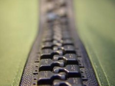 Як піджати бігунок на блискавці