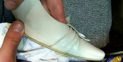 Як прибрати чорні смуги зі світлого взуття?