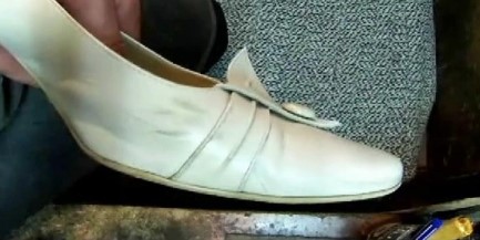 Як прибрати чорні смуги зі світлого взуття?
